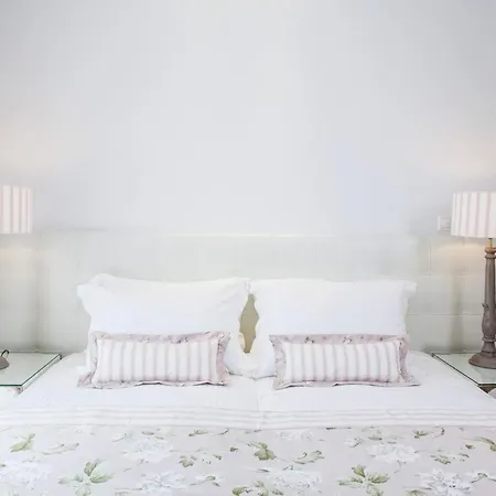 Villa Sleeps 8 Pool Air Con Wifi *